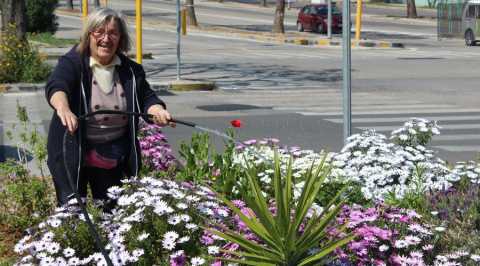 La storia di Maria Immacolata: da anni fa fiorire le aiuole sparse per le strade di Bari